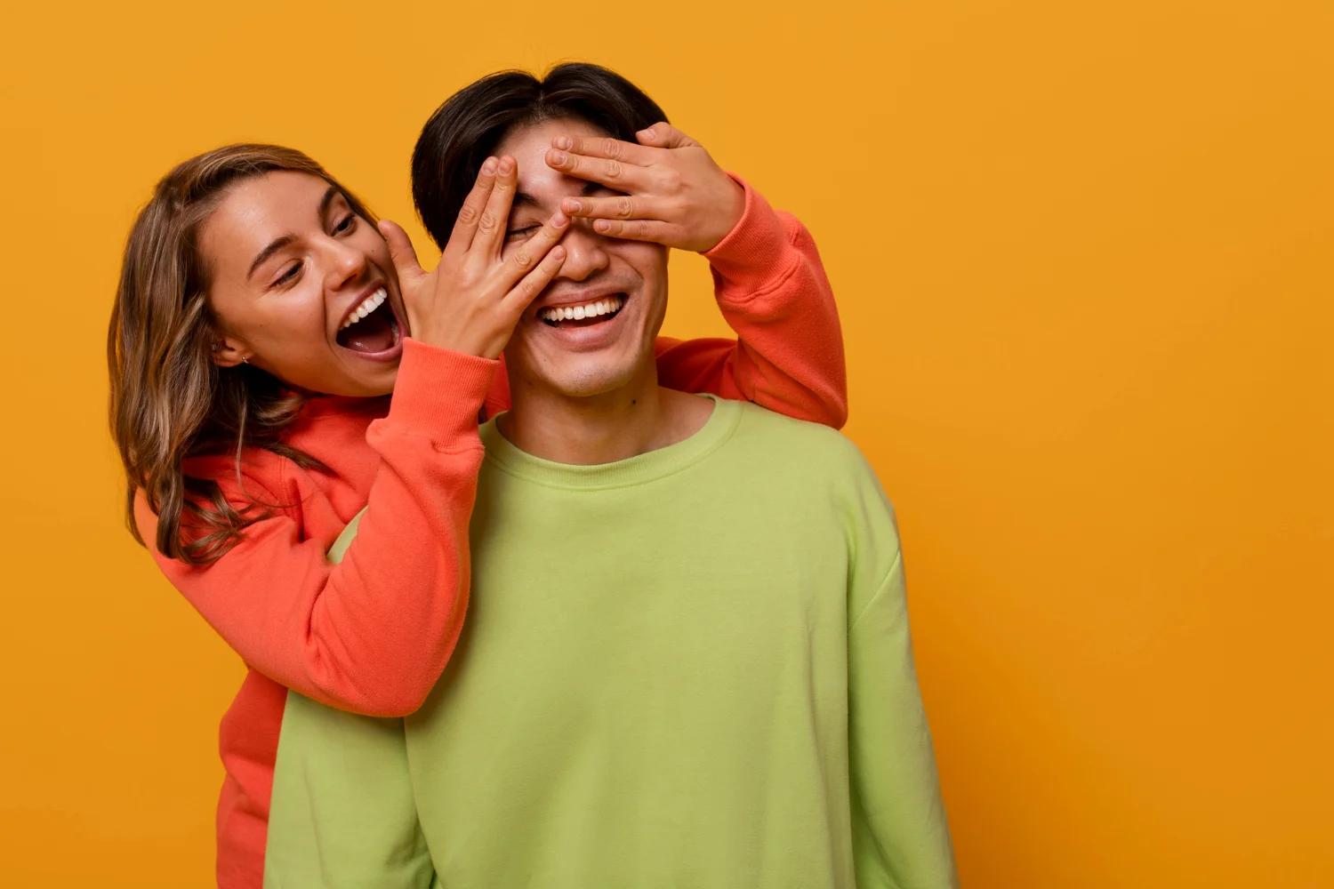 Historias de éxito de parejas interraciales y de géneros distintos